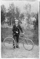 Johannes Amlie avbildet med vestsidas (Eina) første sykkel, 