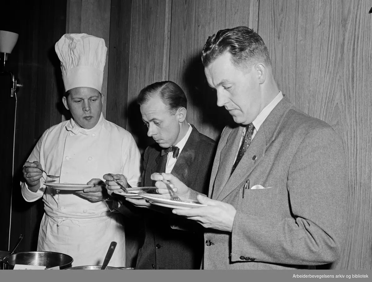 Arbeiderbladets lapskauskonkurranse. Hotel Viking (nå Clarion Hotel The Hub) februar 1954. Juryen. Fra v. kjøkkensjef Rolf Frøshaug, ukjent og typograf Yngvar Pedersen.