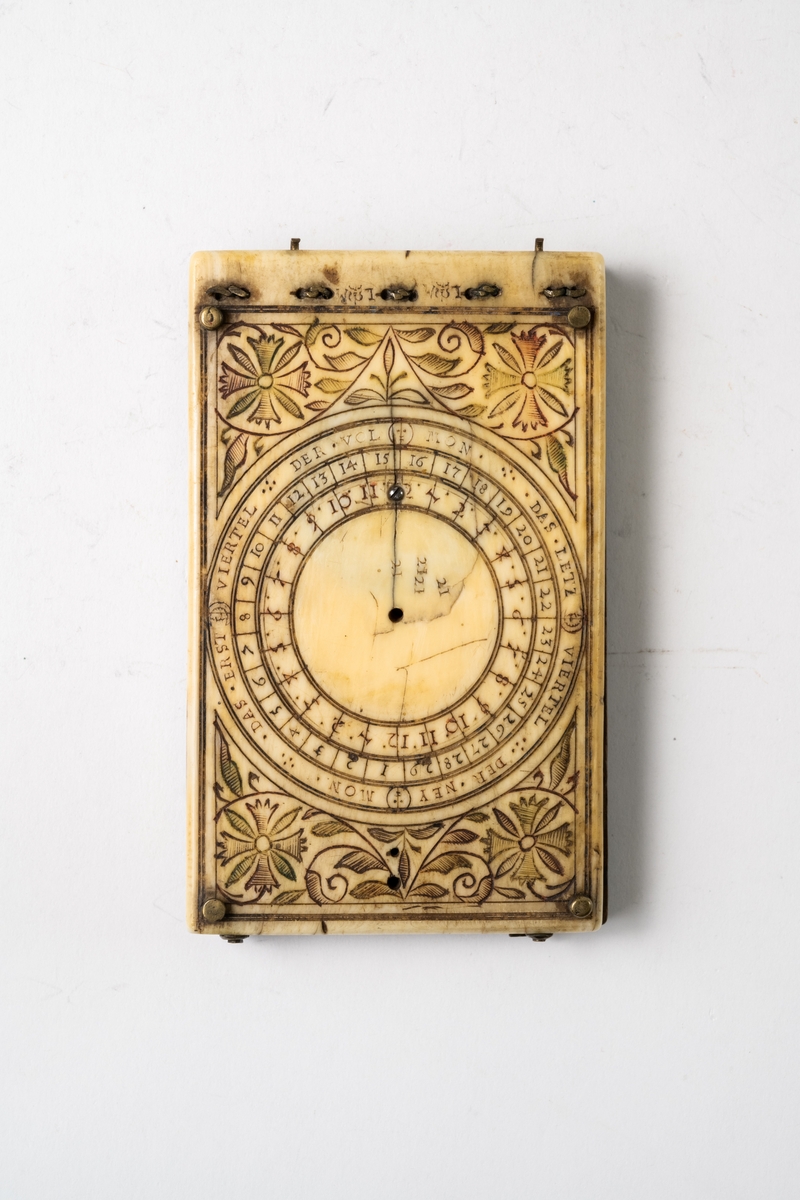 Kompass av ben och trä, tillverkad av Leonhart Miller 1639. Ej komplett. Rikligt skuren dekor på benet. Objektet har formen av en ask med uppfällbart lock.
