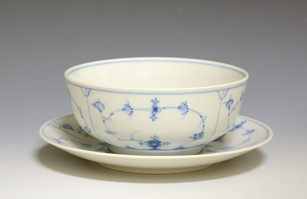 Underfat til sausefat av porselen. Dekorert med stråmønster i blått. Hvit glasur. 
Dekor: Stråmønster i blått.