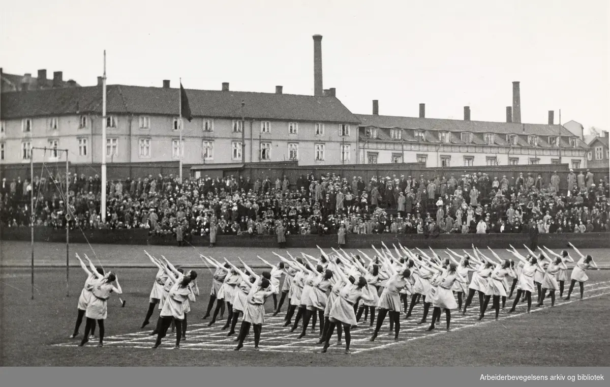 Kvinnelige turnere opptrer på Dæhlenengen stadion, under AIFs 10-årsjubileumsstevne i 1934.
