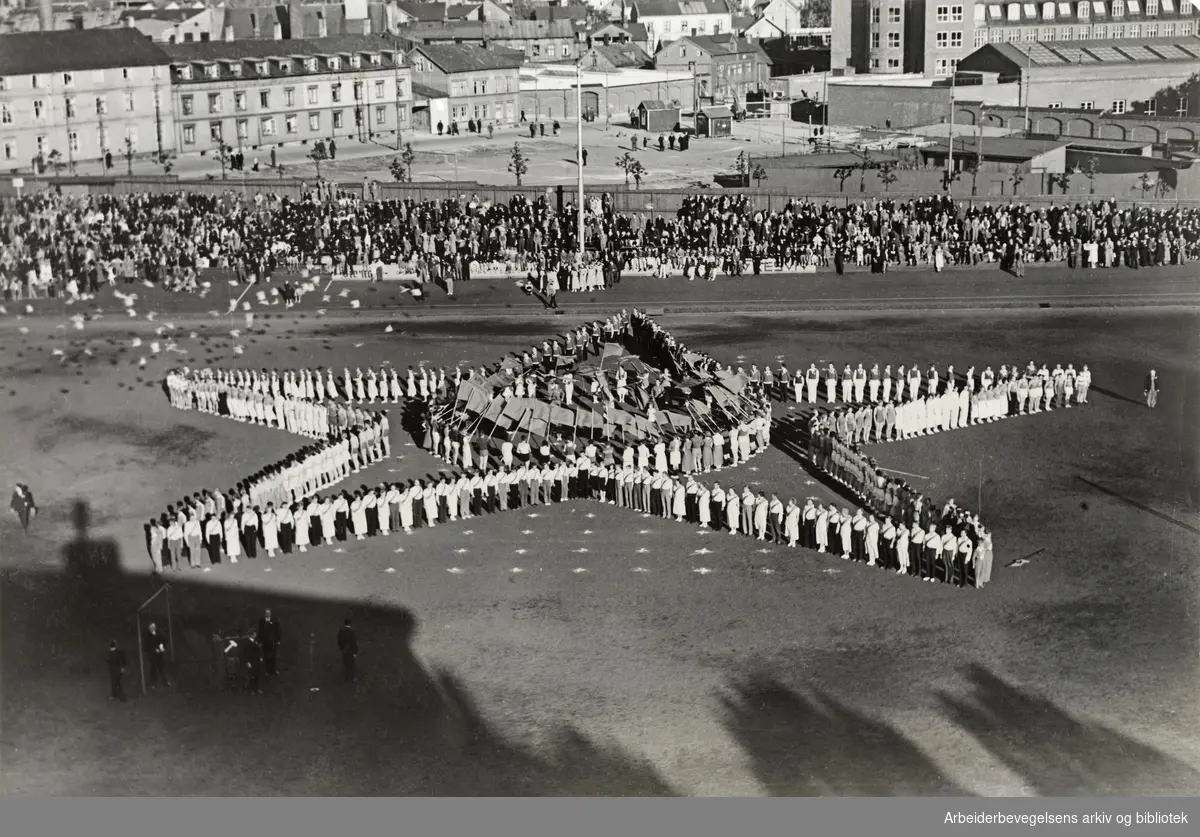 Parade på Dælenenga idrettsplass under AIF's 10-års jubileum. Fredag 8. Juni 1934.