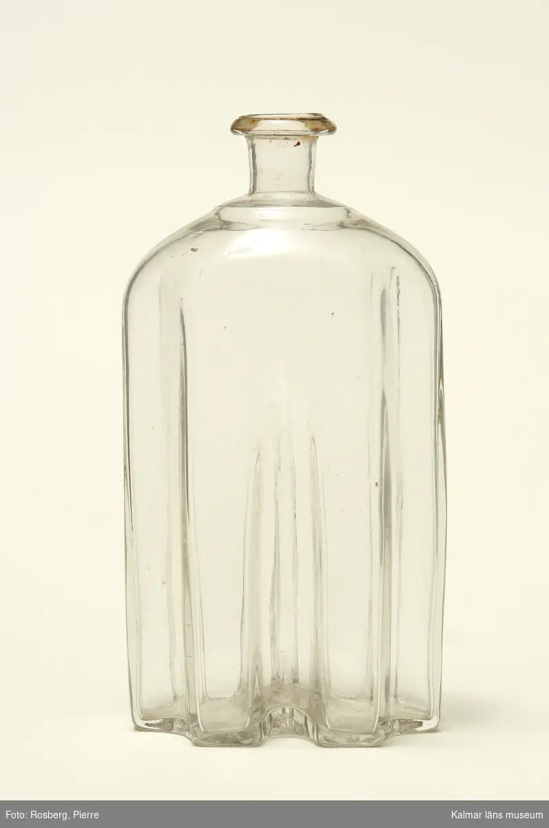 KLM 6137 Flaska, brännvinsflaska, av glas. Räfflad men utan etsning, så kallade greppaflaska.