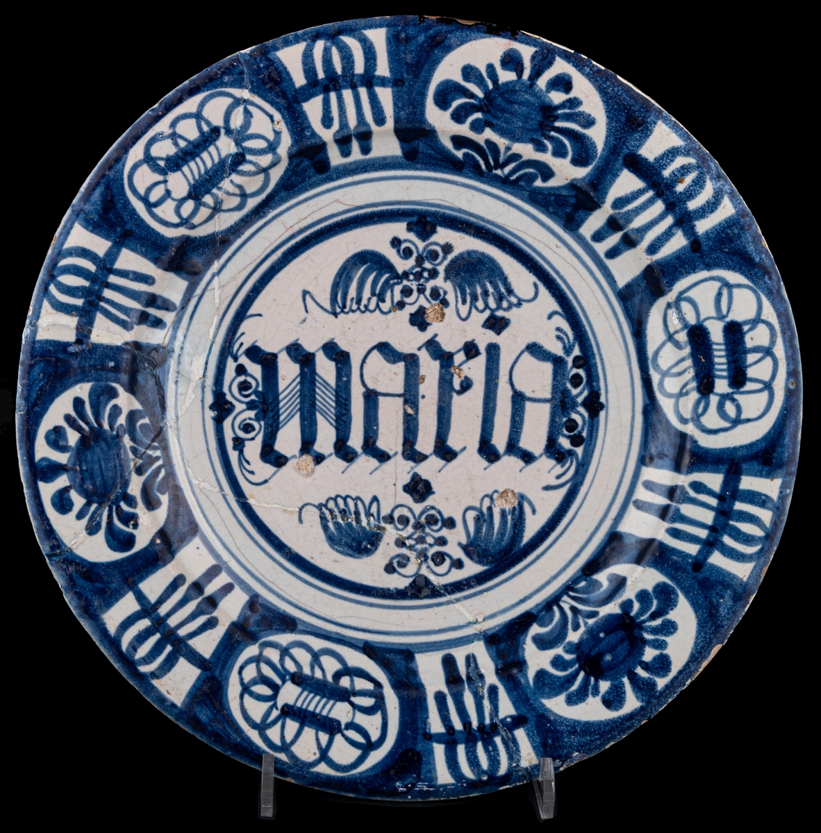 Fat i blått och vitt, i mitten "maria". Holländsk fajans från början av 1700-talet. Lagat.