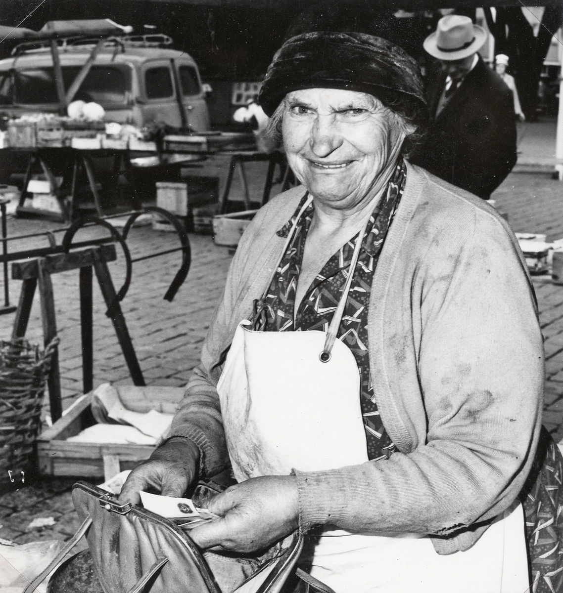 Fru Gerda Gustafsson. En fiskhandlerska på Stortorget i Växjö, 1962.