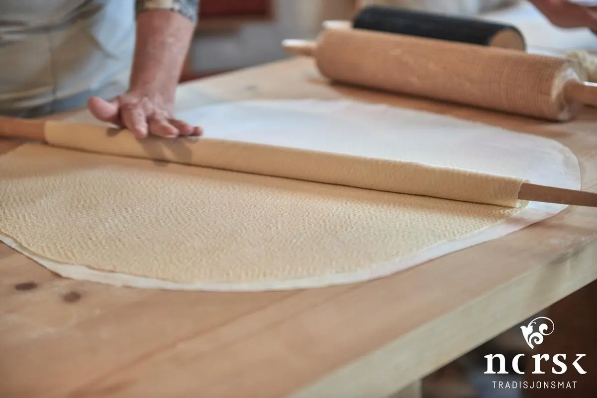 Kvinne baker lefse