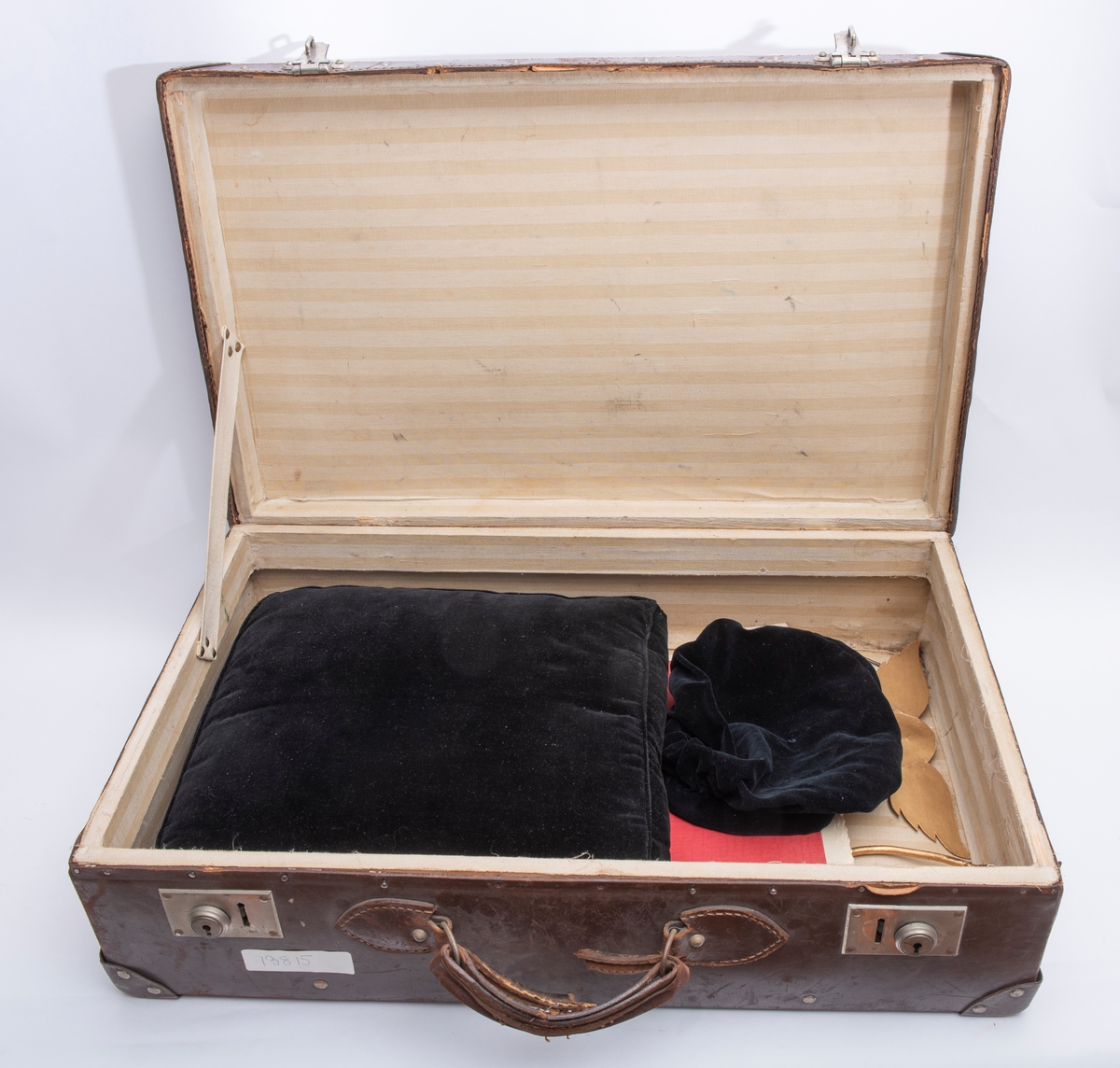Kofferten har inneholdt alle smågjenstandene brukt til seremonier i Oslo Kvinnelige Handelsstands Forenings orden Dona Mercuri. Alle disse gjenstandene har fått registreringsnumrene KMR.03841 tom. KMR.03864