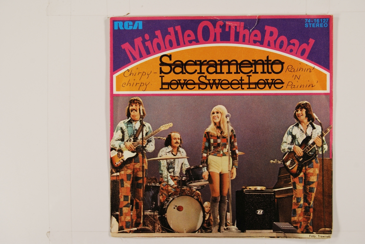 Bilde av bandet "Middle Of The Road" på en scene. Bandets medlemmer er kledd i klassiske 70-talls klær og er omgitt av instrumenter.