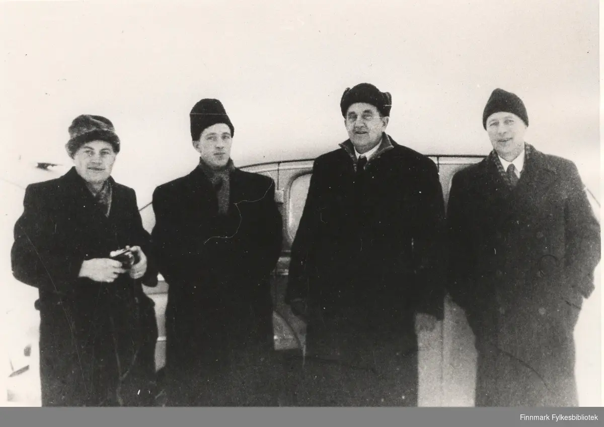 Her ser vi fra venstre Arne Inge Torvik, Bjarne Amundsen, Jacob N. Matzow og K. H. Oppegaard. De er her fotografert på Ifjordfjellet november 1946, i -30 kuldegrader.
