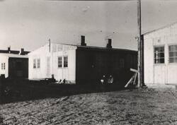 Her ser vi ingeniørboliger i Vadsø 1946. De sto ved side av 