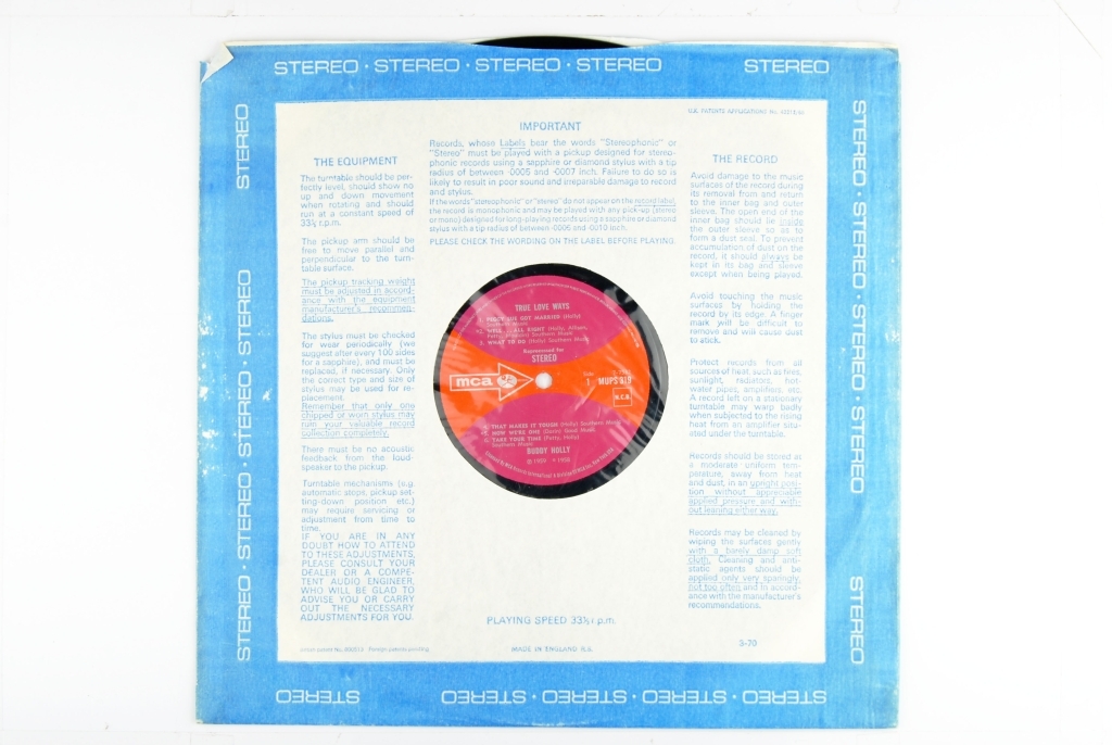 Coverets framside har en svart-hvit tegning av artisten (Buddy Holly), samt tittel på albumet (True Love Ways) og artisten. Bakgrunne består av en neon-lilla asymmetrisk form, med en gradvis overgang til lyse-rosa ut til sidene.