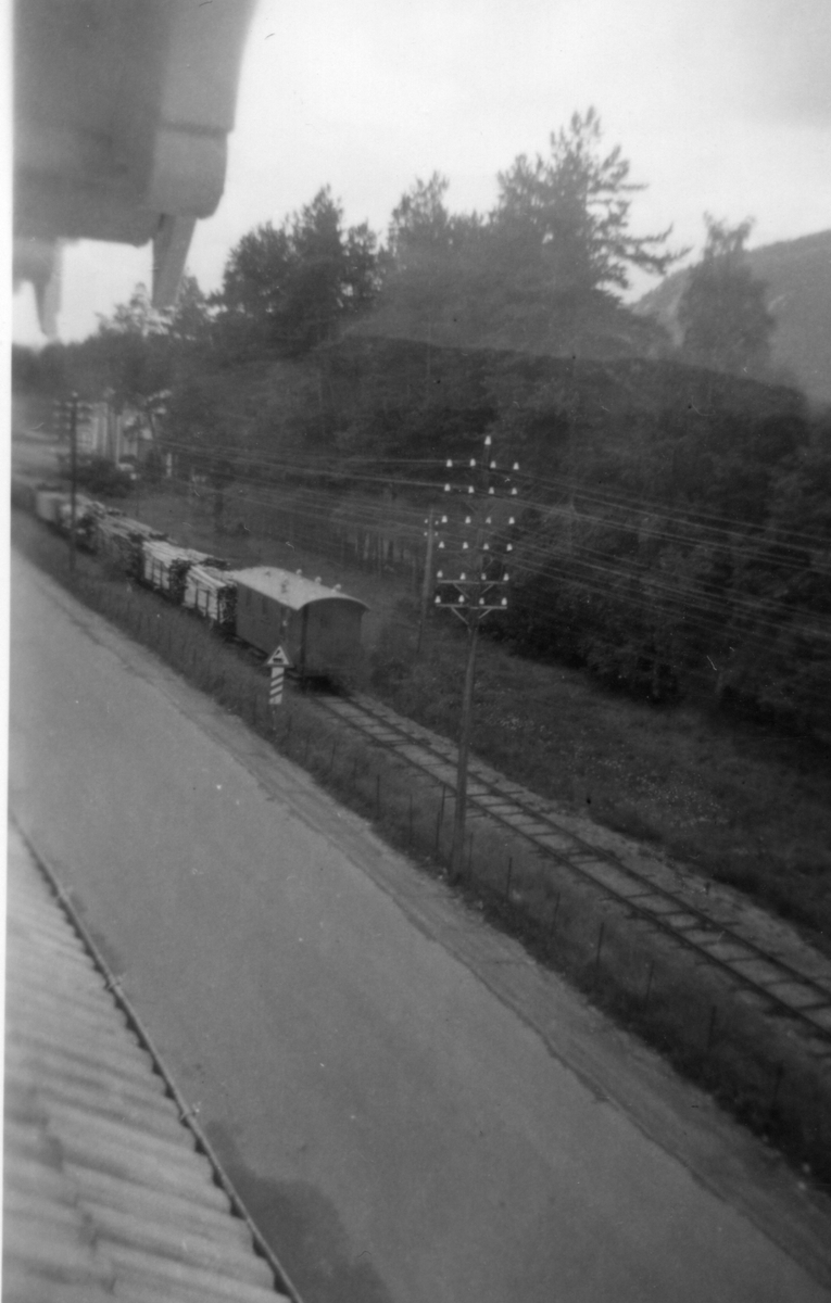 Setesdalsbanen og en rekke med godsvogner,  ved innkjør Evje st. F 41 bakerst.
