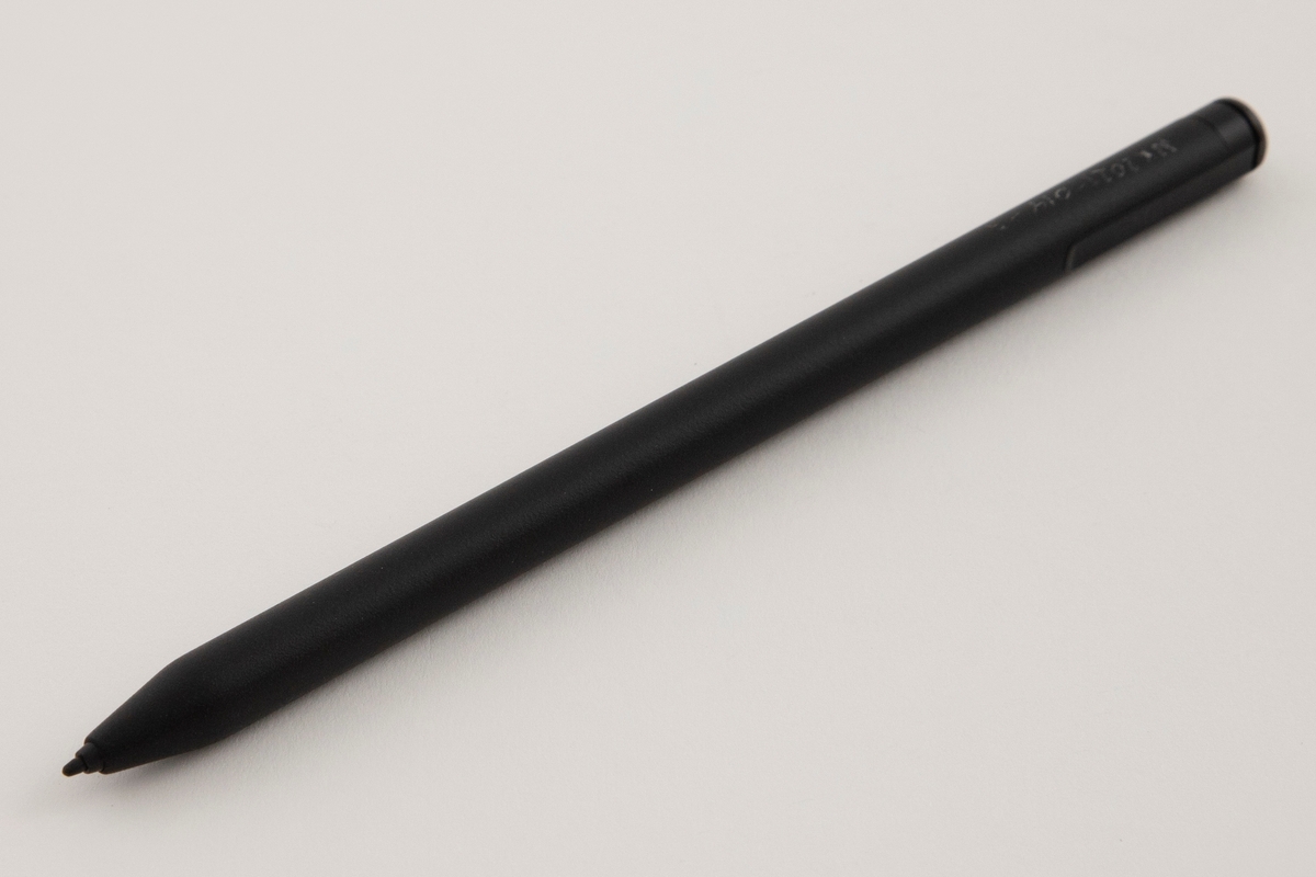 Penn for digital notatskrivning med innebygd viskelær. Den oppbevares i rektangulær papiremballasje med grålige og sorte fargenyanser.