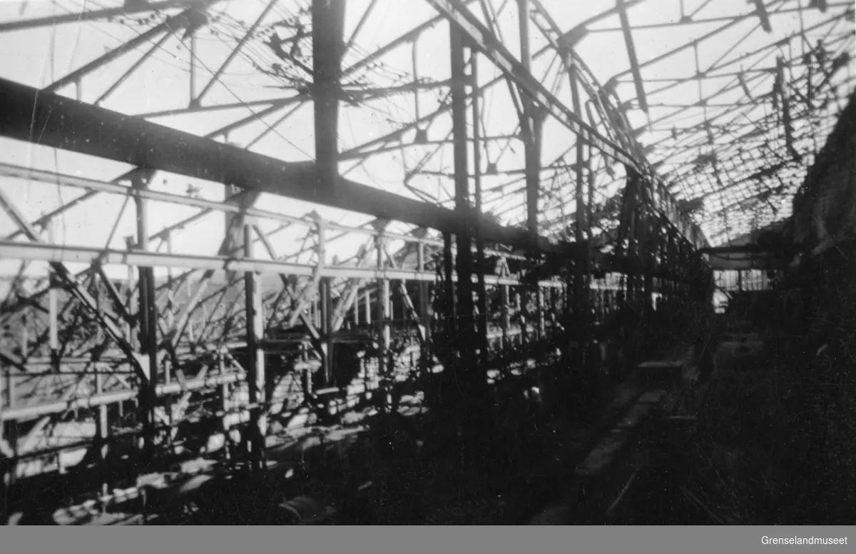 Inne i Separasjonsverket etter luftangrep og brann 4. juli 1944.