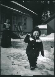 Wilhelm Fredrik Rydgren står i strikket antrekk på den snøde
