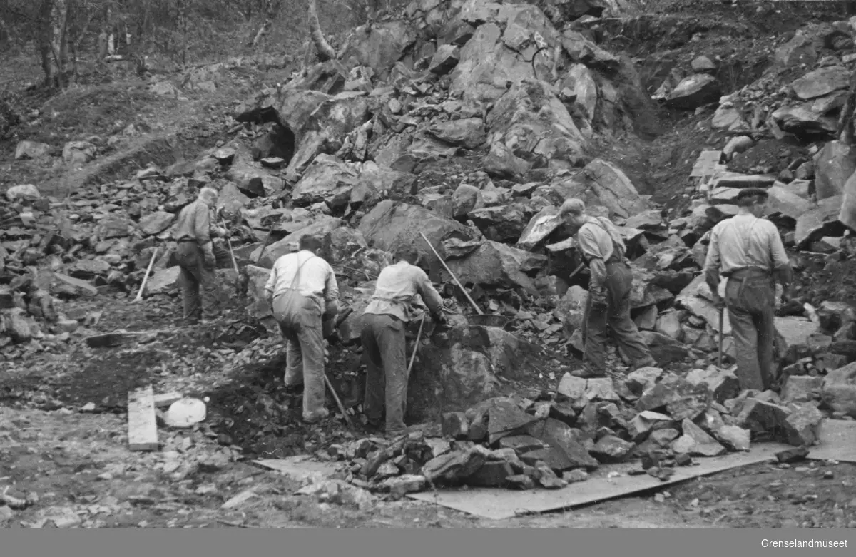 Menn i arbeid i et brudd, uthenting av masse til dambygging, Burfjord august 1937.