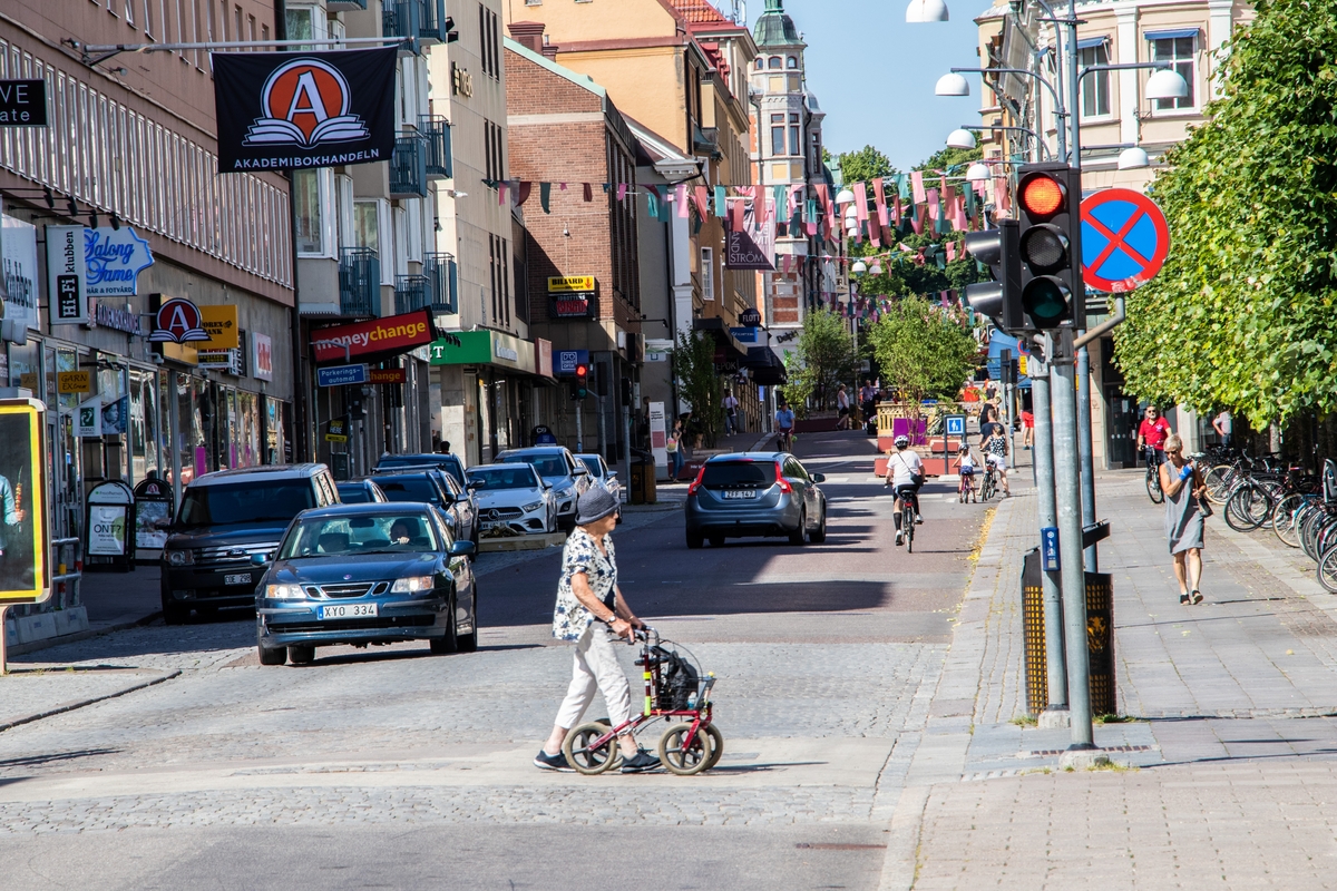 Storgatan i Linköping sedd från Åhlénshuset. Gata. Stadsmiljö. Sommar. Trafik. 

Bilder från staden Linköping, Östergötland, år 2021.
