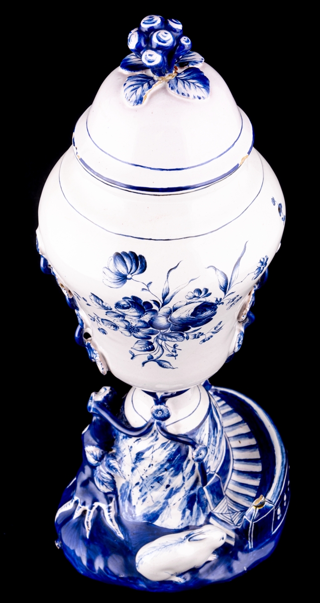 Urna med lock, "Kaninvaser". dekor i blått. Märkt: NB 15/12 -75. P 4 W. Ingår i ett par.