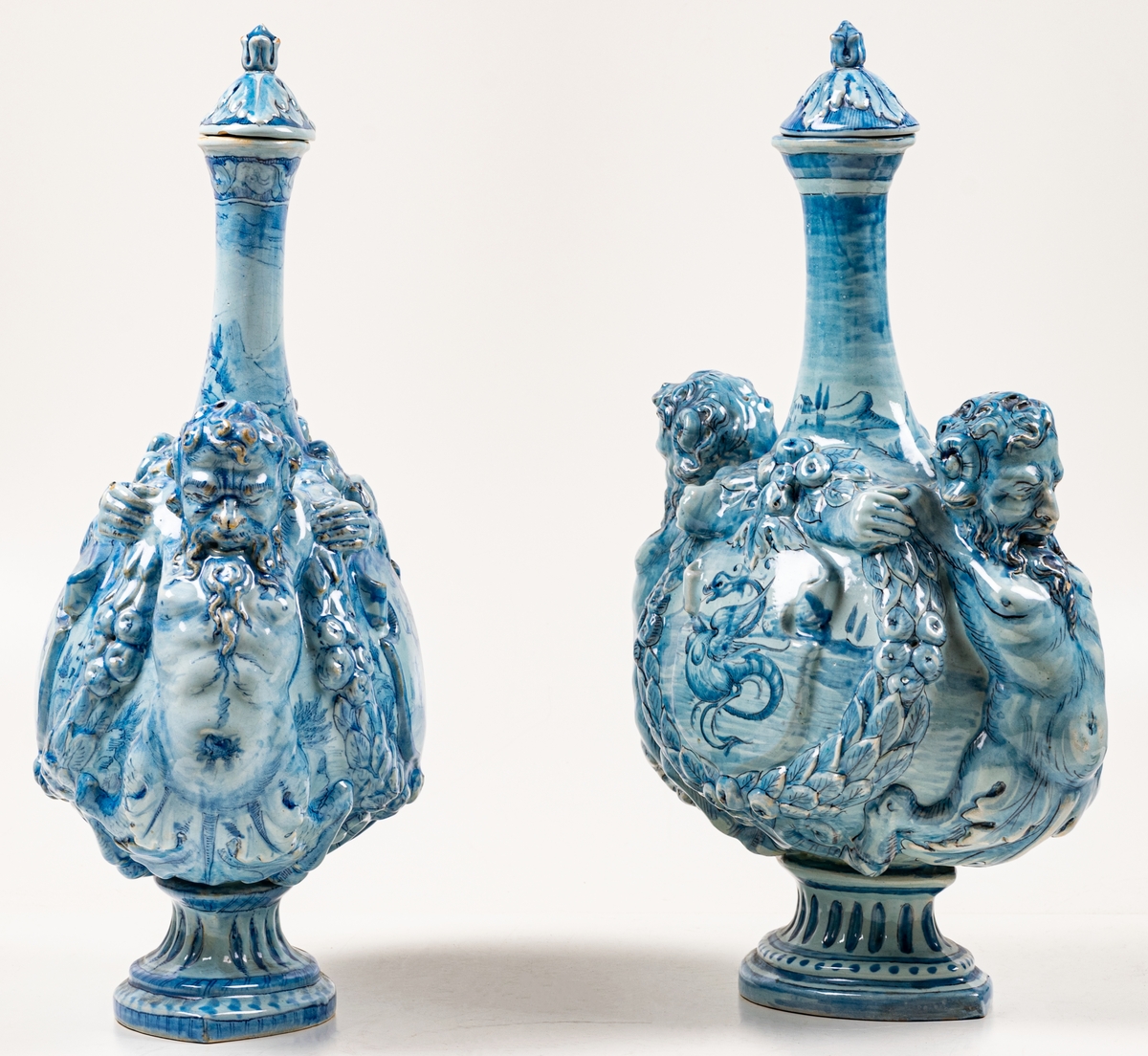 Vaser, 2 st, fajans. Florens, blå dekor.