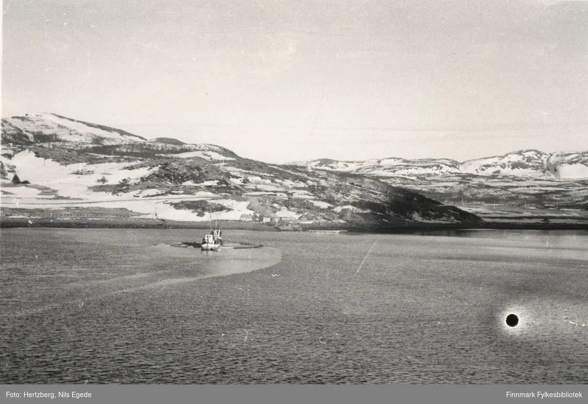 To båter frakter byggematerialer til land fra D/S "Slettnes", Ifjord_lebesby, 1946.