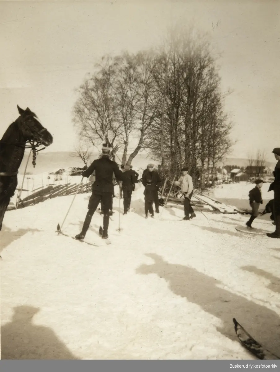Kong Haakon besøkte en Gardeøvelse på Ringerike i 1927. Her er majesteten på ski ved Vang skole.