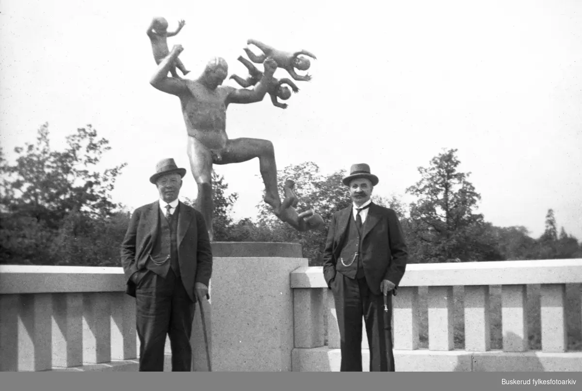 Vigelandsparken.  Oppsetting av Gustav Vigelands skulpturer på broen opp mot Monolitten som da ikke var ferdig. Skulpturen ble satt på 1940-tallet. To fagarbeidere fra Hønefoss.T.h Bernhard Bache