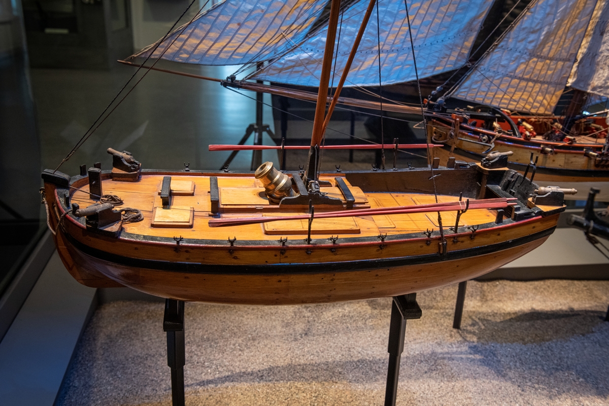 Modell av mörsarbarkass i Sjöhistoriska museets utställning Klart skepp.