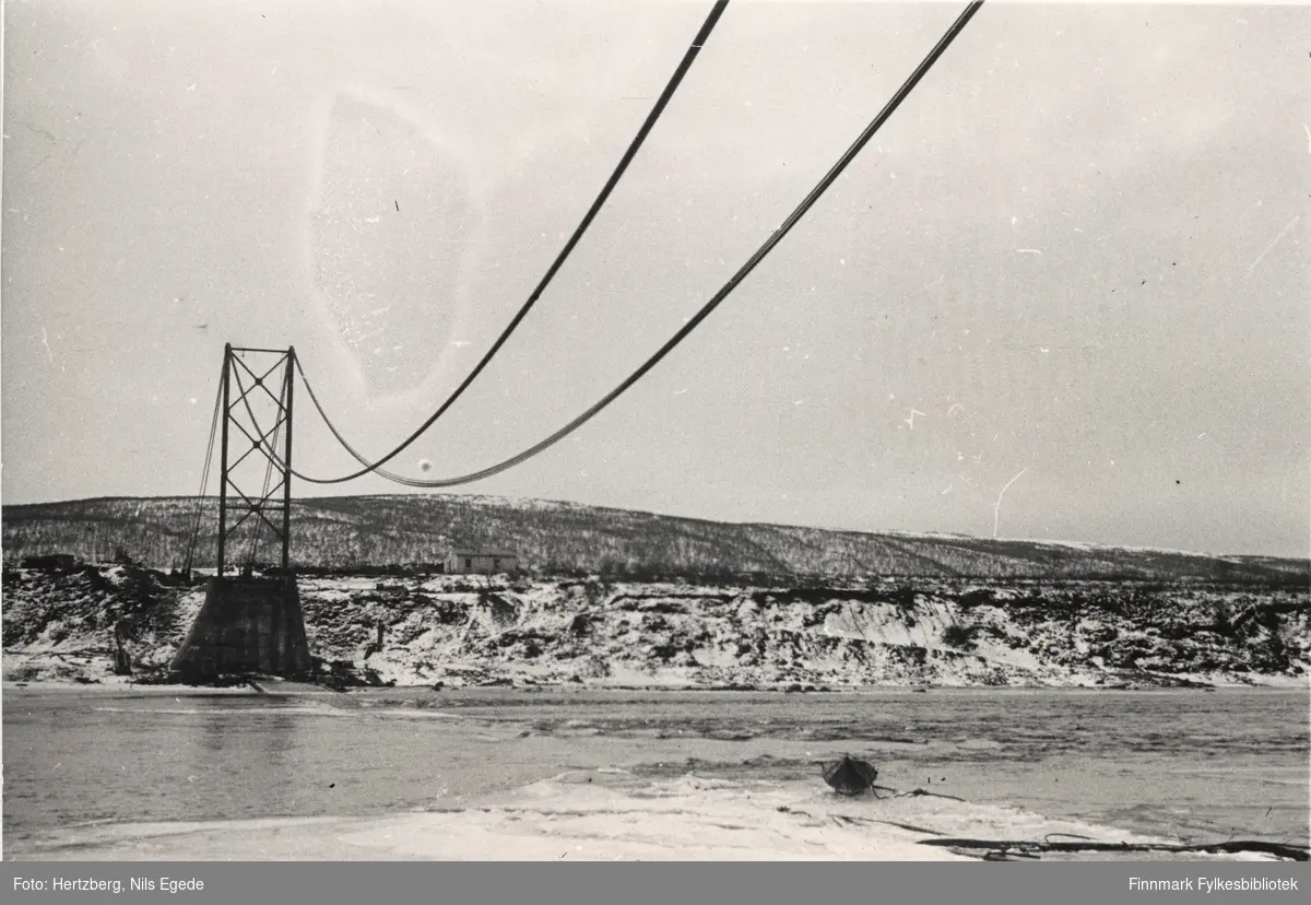 Arbeidet foregår på Tana bru, 1947. Strekking av kabler. Se også bildene 280-312.