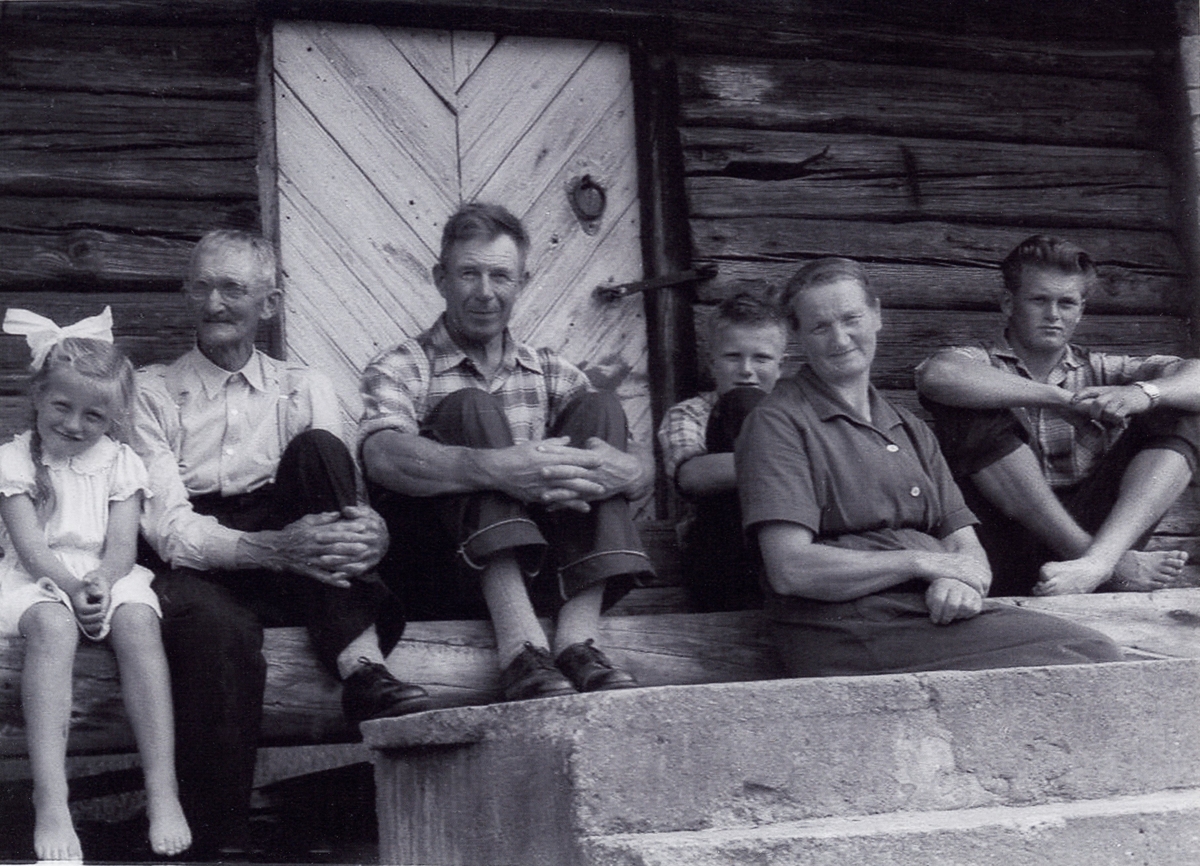Fra v: Berit Ingeborg Bekkhus f.1951, bestefar Gullik Larsen Rua/Haugen (1880-1961), Jon Bekkhus (1899-1992), Jan Gullik Bekkhus f.1944, Kari Bekkhus (1909-1973), Olav Bekkhus f.1939