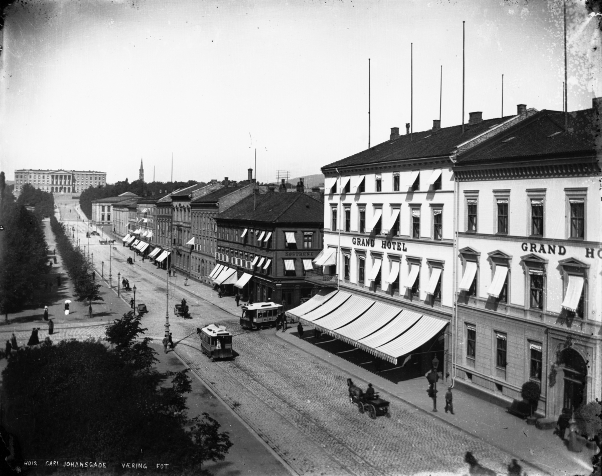 Karl Johans gate fra Storinget mot Slottet. Grand Hotel