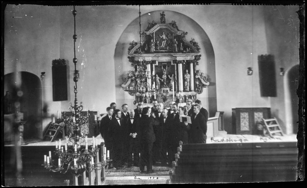 Kören sjunger i Rudskoga kyrka