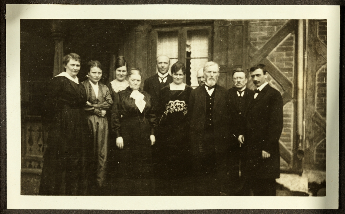 Gartner Emil Johansen (nr. to fra høyre) med familie foran