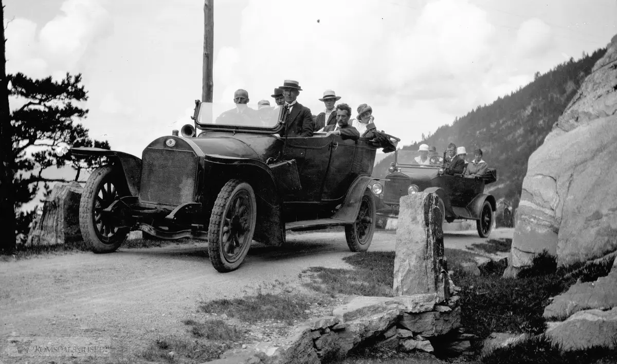 Aarø Auto..Første bil er en Rex Simplex..Bakerste bil er en Ford T 1919...Brustaulia, Øverdalen, Verma?