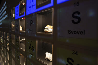 Små vinduer med 118 ulike objekter som viser hva grunnstoffenes bruksområder, i periodesystemet