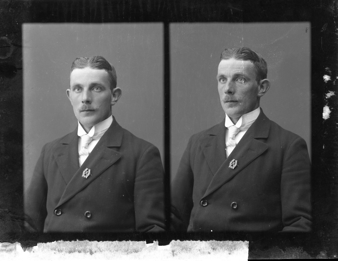 Porträtt av en man. Två bilder på samma glasplåt. "Frans Andersson, Vrixlösa".