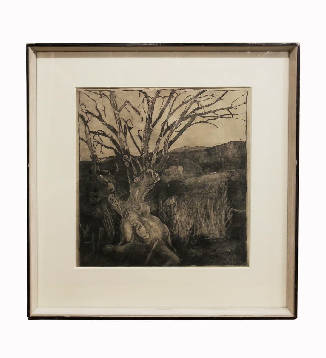 Motivet viser et tre med grener uten blader, i bakgrunnen et landskap.