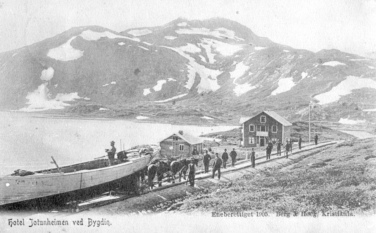 Hotel Jotunheim ved Bygdin og båten "TYIN" som kjem til fjellsjøen Bygdin 1905.