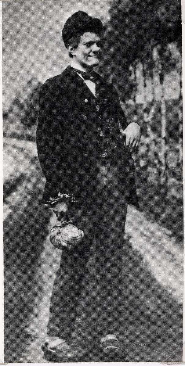 Revyaktören Ernst Rolf utklädd till bondkomiker, ca 1910.