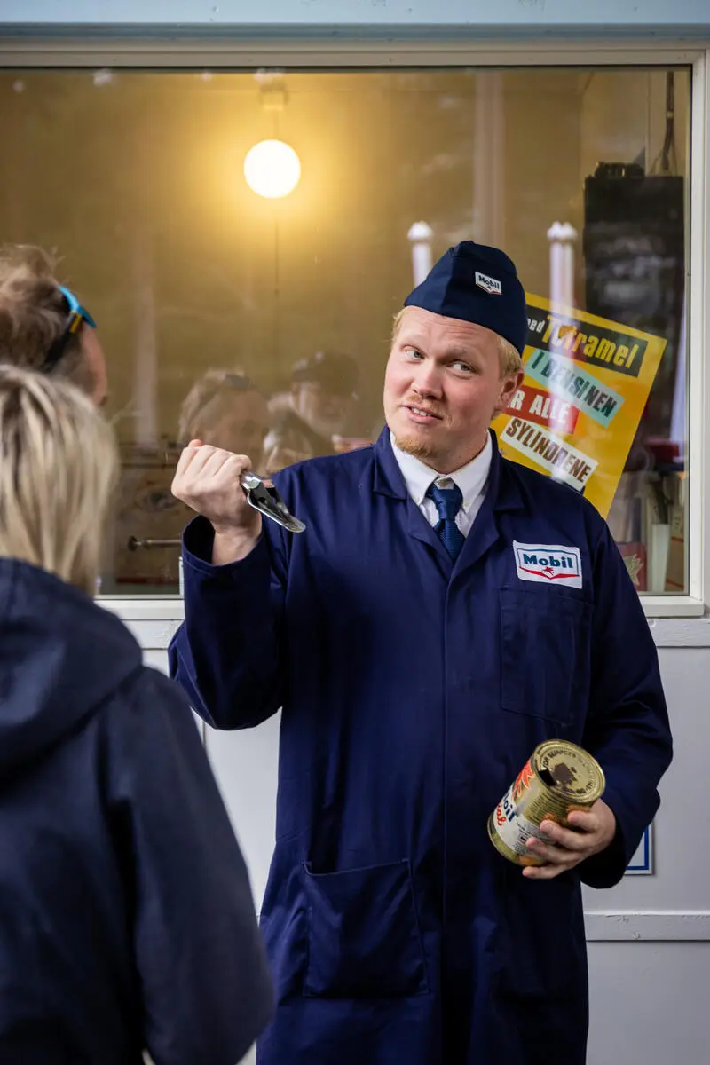 Åpning av Mobilstasjonen. Museumsvert i historisk Mobiluniform snakker med besøkende.