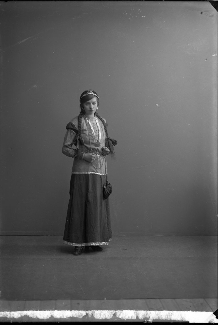 Porträtt av en flicka med långa flätor, i något fornnordisk klädsel.