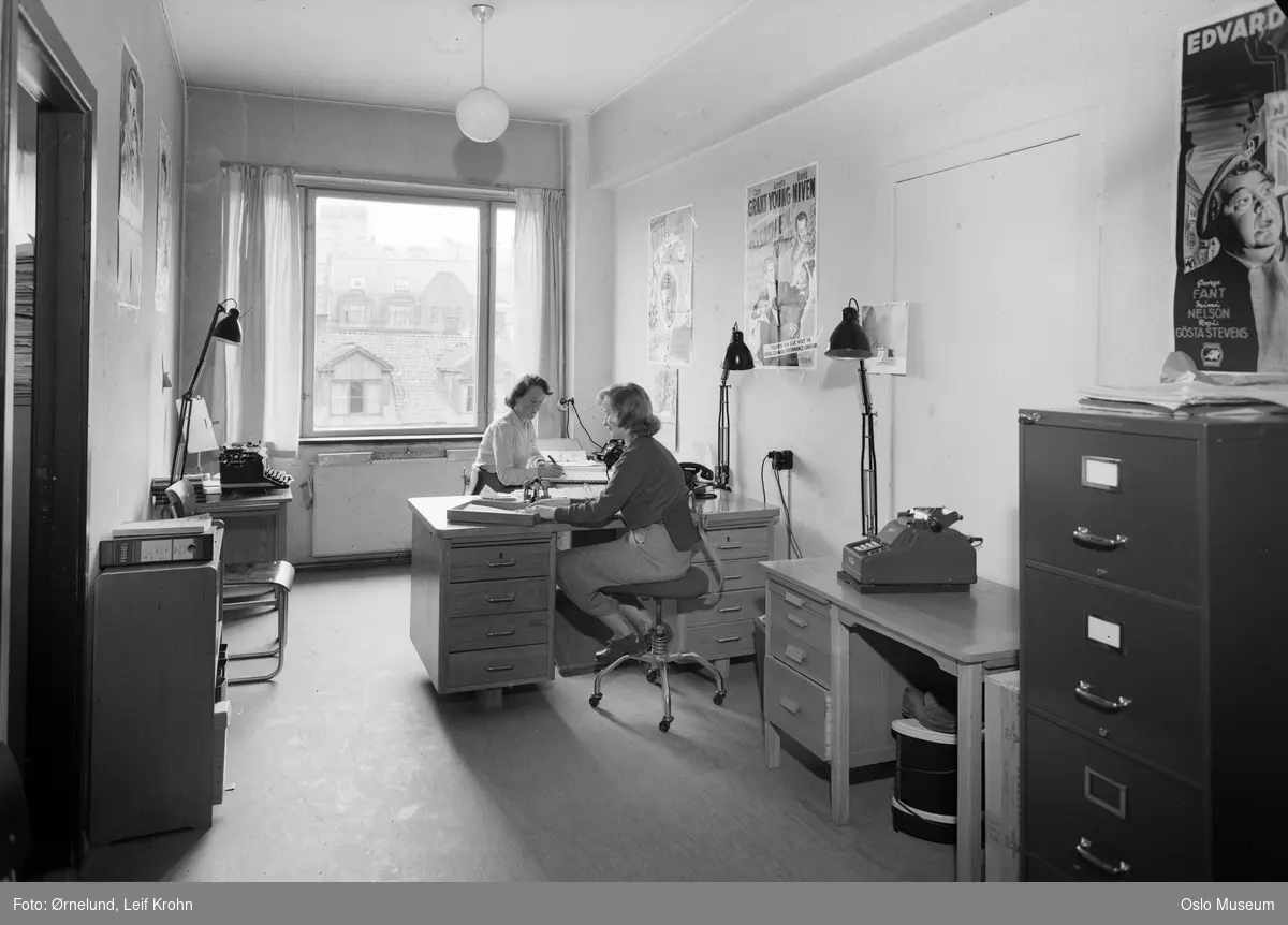 Fotorama filmutleiebyrå, interiør, kontor, skrivebord, kvinner, kinoplakater