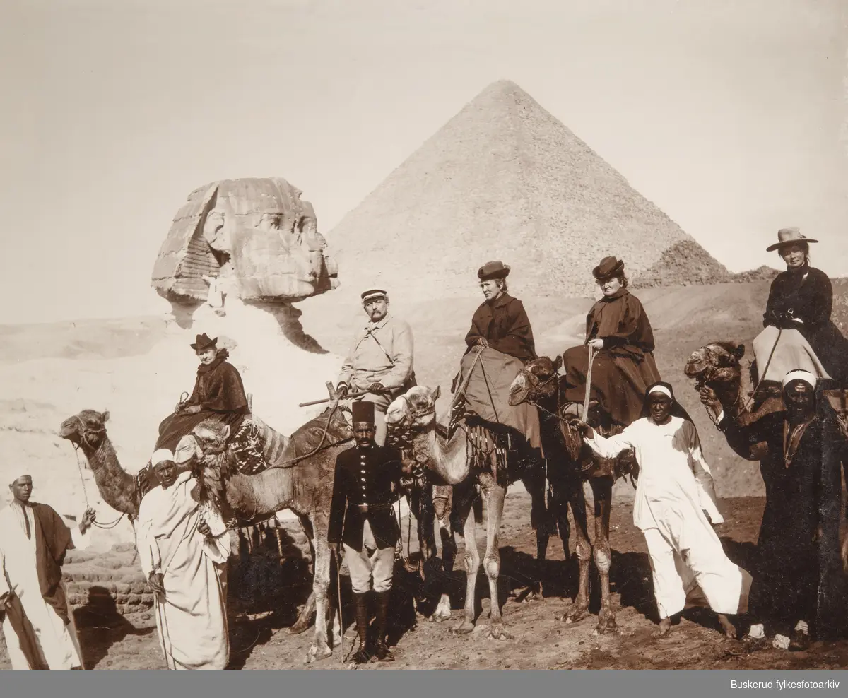 Pyramidene  og Sfinxen i Egypt. I midten bak på kameler f.v. Johan Fredrik Carl Gustav  (kalt Fritz) Thaulow, Christiane Thaulow og Jeanette Thaulow