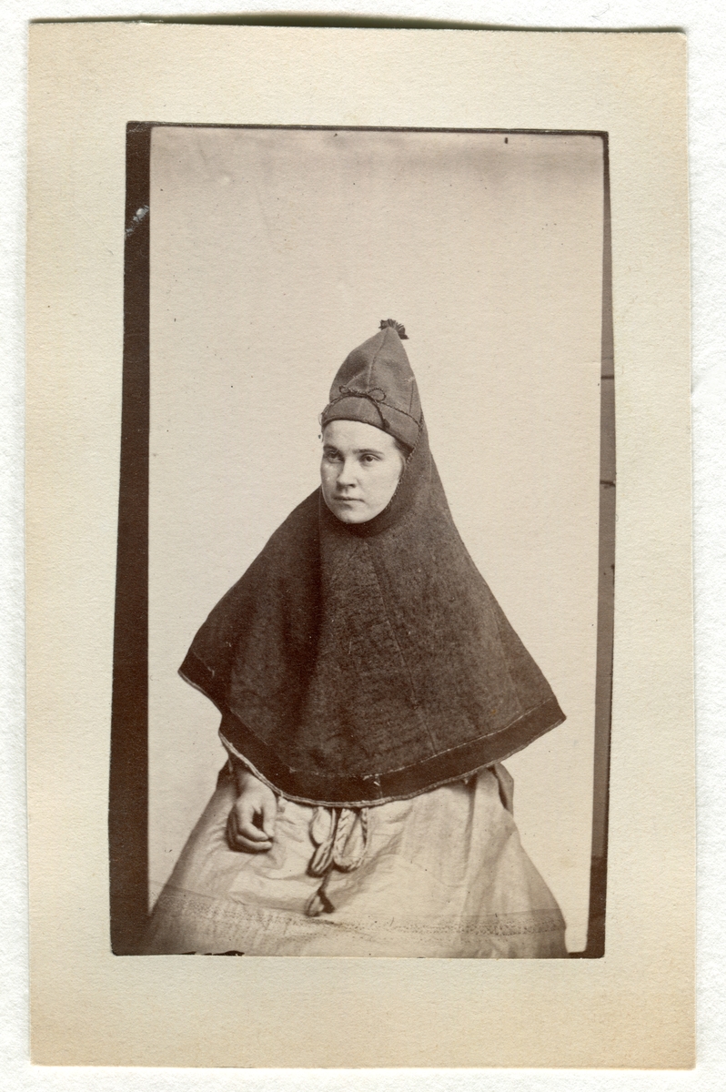 Porträtt av kvinna med samisk njalme-fatte, ett regn- och snöskydd