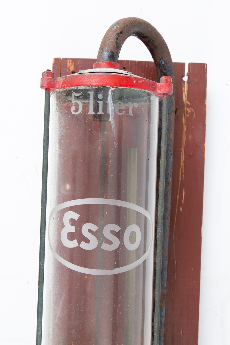 Bensinpumpe med 1 l / 5 l - kammer Rød treplate. Sylindrisk glassbeholder, gravert Esso og 1L / 5L. Metall bunn og topp. og dryppbrette. Hånddrevet pumpe. Gummislange

Made in Germany, Allweiler