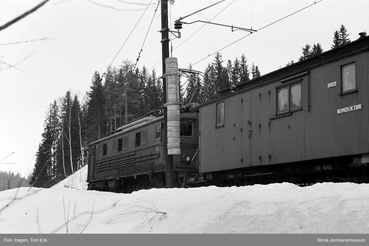 Elektrisk lokomotiv El 5 2038 mellom Breiskallen og Nygård på Gjøvikbanen