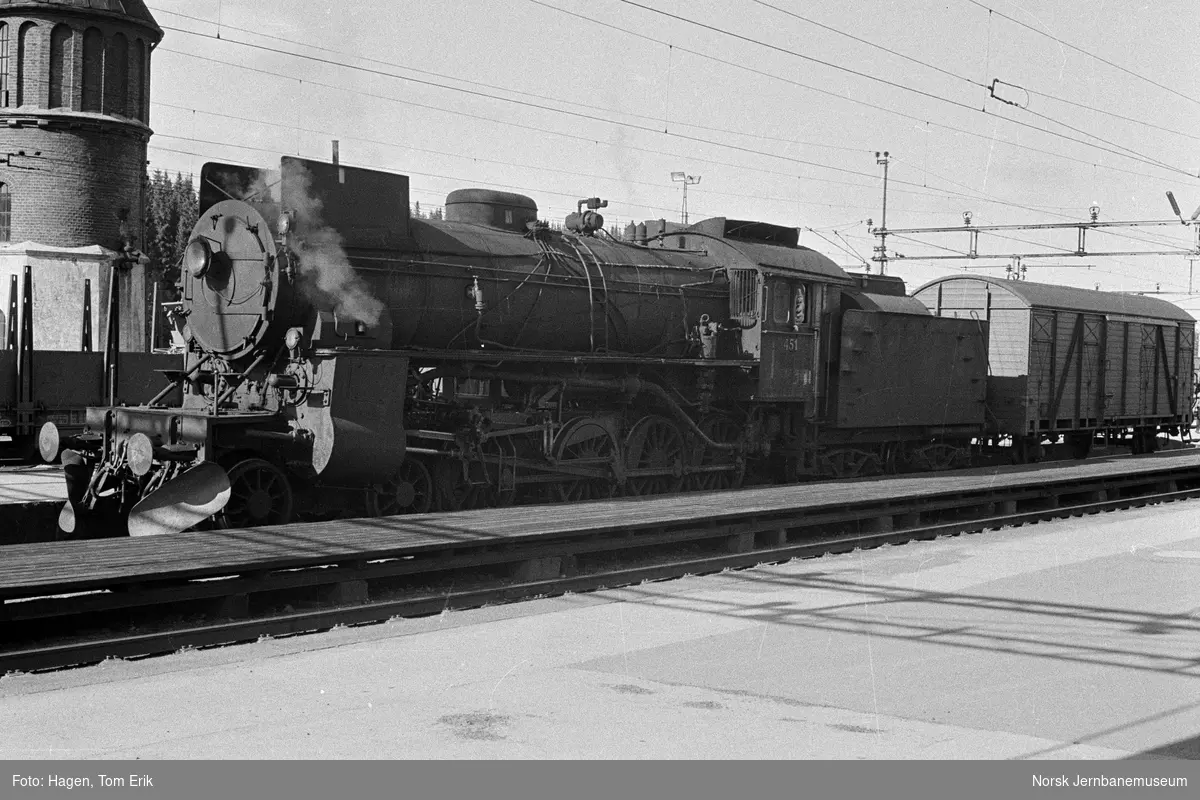 Damplokomotiv 31b 451 på Eina stasjon