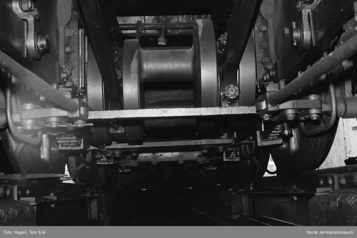 Undersiden av damplokomotiv 26a 216 i lokomotivstallen på Hamar. Lokomotivet var firesylindret, og bildet viser innerveivene og koblingen av disse