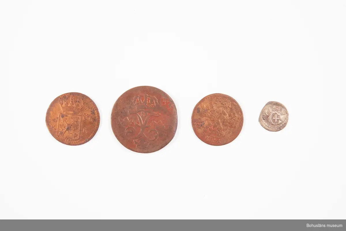 Mynt, silver. Christian IV 1588 - 1648.
Upphittad vid utgrävning i Bokenäs kyrka.

471 Tillverkningstid 1588-1648
410 Mått/Vikt !DIAM1,3 CM
594 Landskap BOHUSLÄN