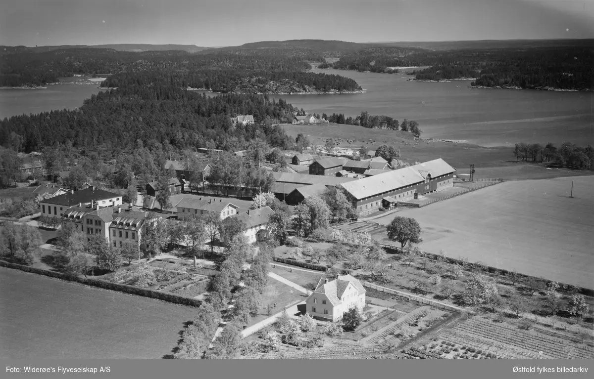 Kalnes Landbruksskole i Tune,, flyfoto 1950.