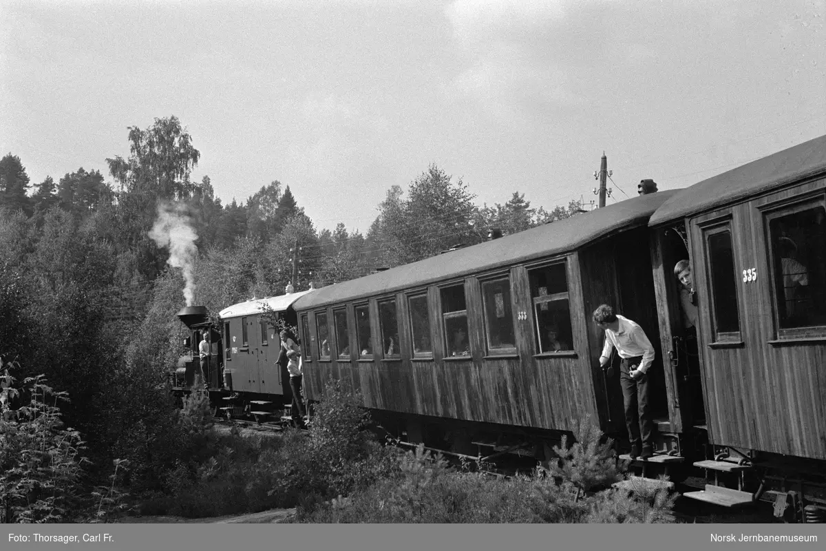 Damplokomotiv XXI nr. 2 med persontog på museumsbanen Setesdalsbanen